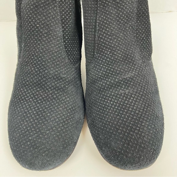 Aquatalia France Perforated Suede Ankle Booties Heeled Black Ankle Zip Sz 9.5 - Picture 5 of 16